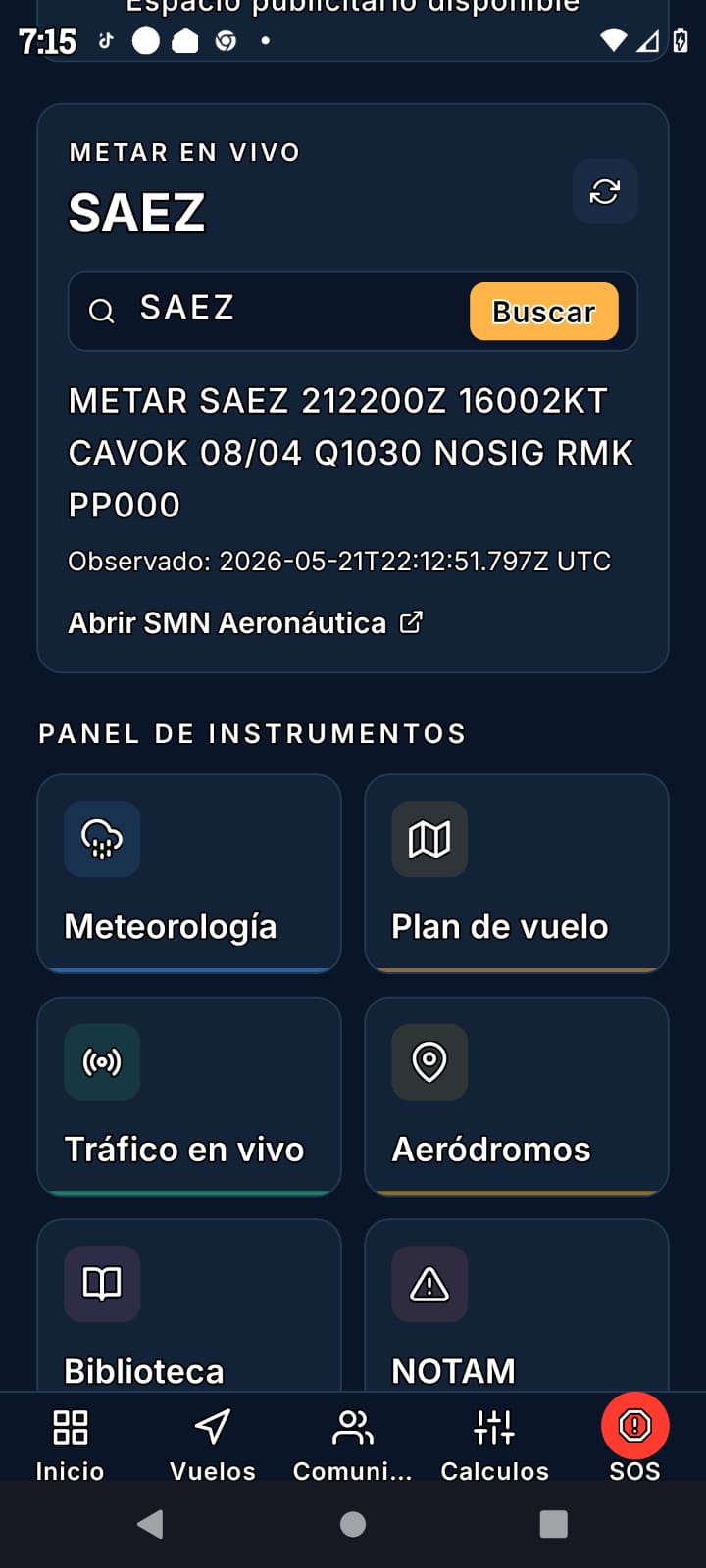 Pantalla real de la aplicacion con METAR en vivo, panel de instrumentos y navegacion inferior